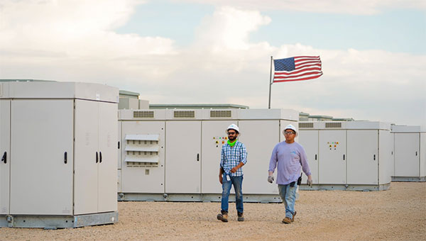 battery-storage-employees-600X340