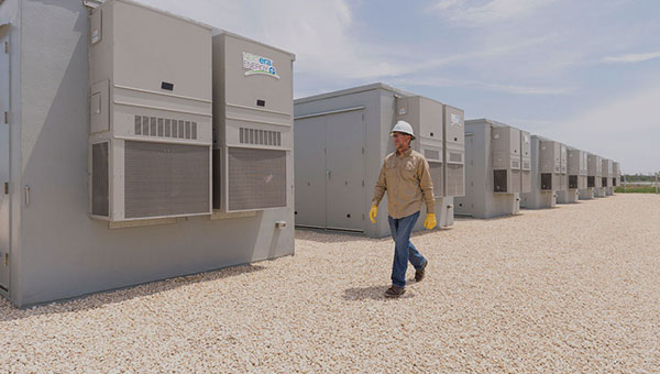 battery-storage-employee-600X340 battery-storage-employee-600X340