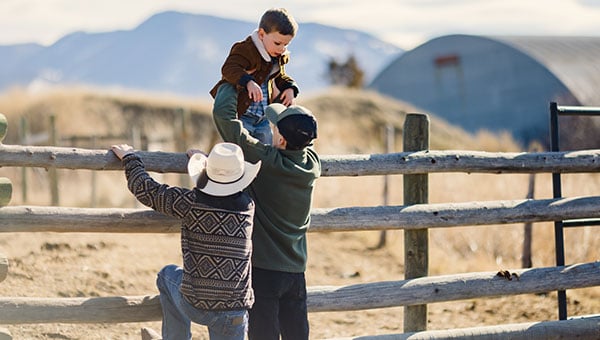 kids-playing-fence-montanta